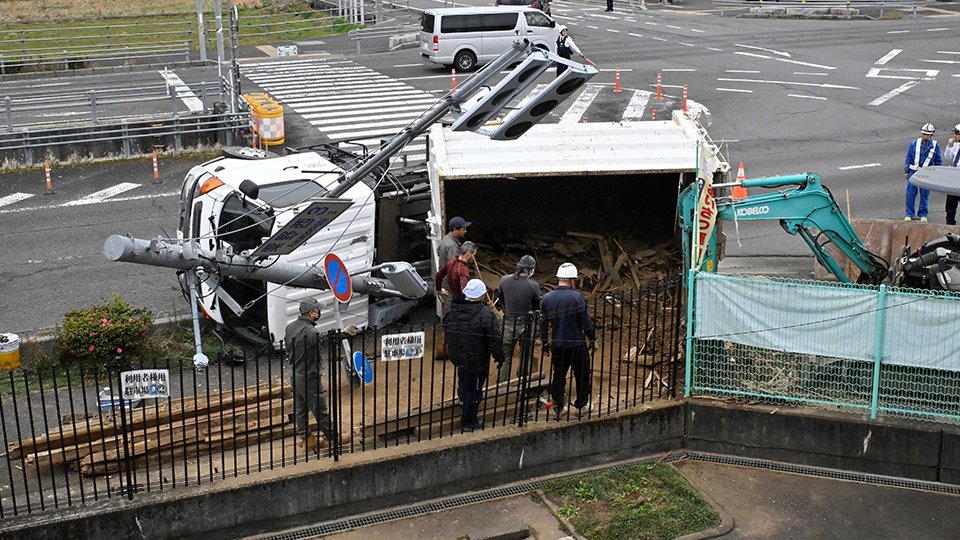 岐阜市の交差点でトラック横転 信号機に衝突 | 岐阜新聞デジタル