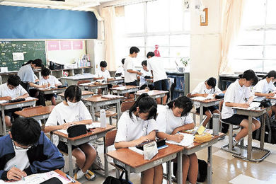 夏休みの勉強 地域で支える 青山中が自習室として教室開放 住民、OB