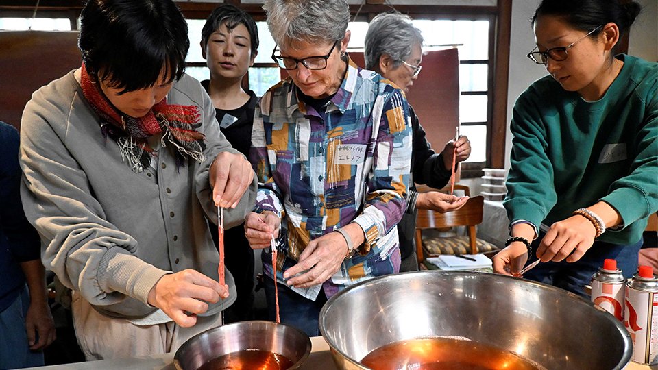 日本古来の染料「ニホンアカネ」で染色 岐阜市で体験会 | 岐阜新聞デジタル