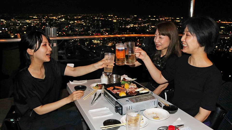夜景&BBQ堪能、金華山頂でグイッと 展望テラスでビアガーデン 夜景&BBQ堪能、金華山頂でグイッと 展望テラスでビアガーデン