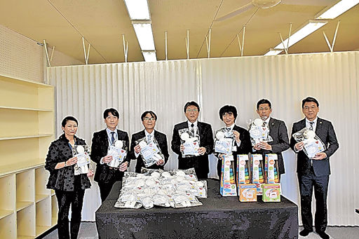 情報パック ◇人形を寄贈 | 岐阜新聞デジタル
