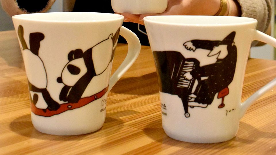 絵本作家・高畠純さんデザイン、図書館オリジナルマグカップ 全面に