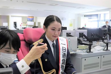 塚本明里さんが岐阜県警一日通信指令課長 「映像通報システム」を体験 | 岐阜新聞Web