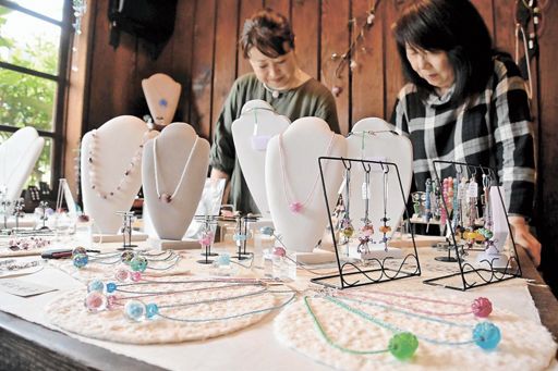 とんぼ玉 爽やかな輝き 大垣市 4作家が展示販売 | 岐阜新聞デジタル