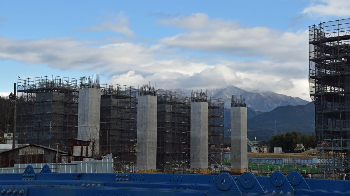 変わる美乃坂本駅北側…そびえる支柱 リニア中央新幹線岐阜県駅（仮称