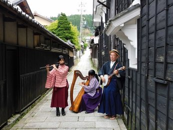 大正ロマン と優雅な音色融合 はかま姿の女性奏者ら 鬼滅 曲演奏 岐阜新聞web