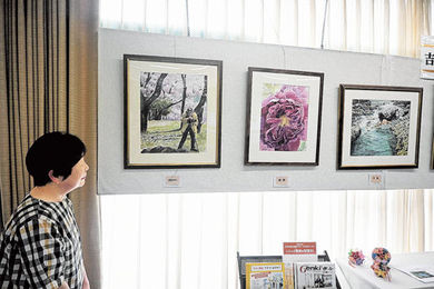 石川県無形文化財保持者　日展特選作家 吉田荘八 作　色絵　水辺の詩　花生　花入れ 西濃の風景水彩で表現 垂井町の吉田さん個展 | 岐阜新聞デジタル