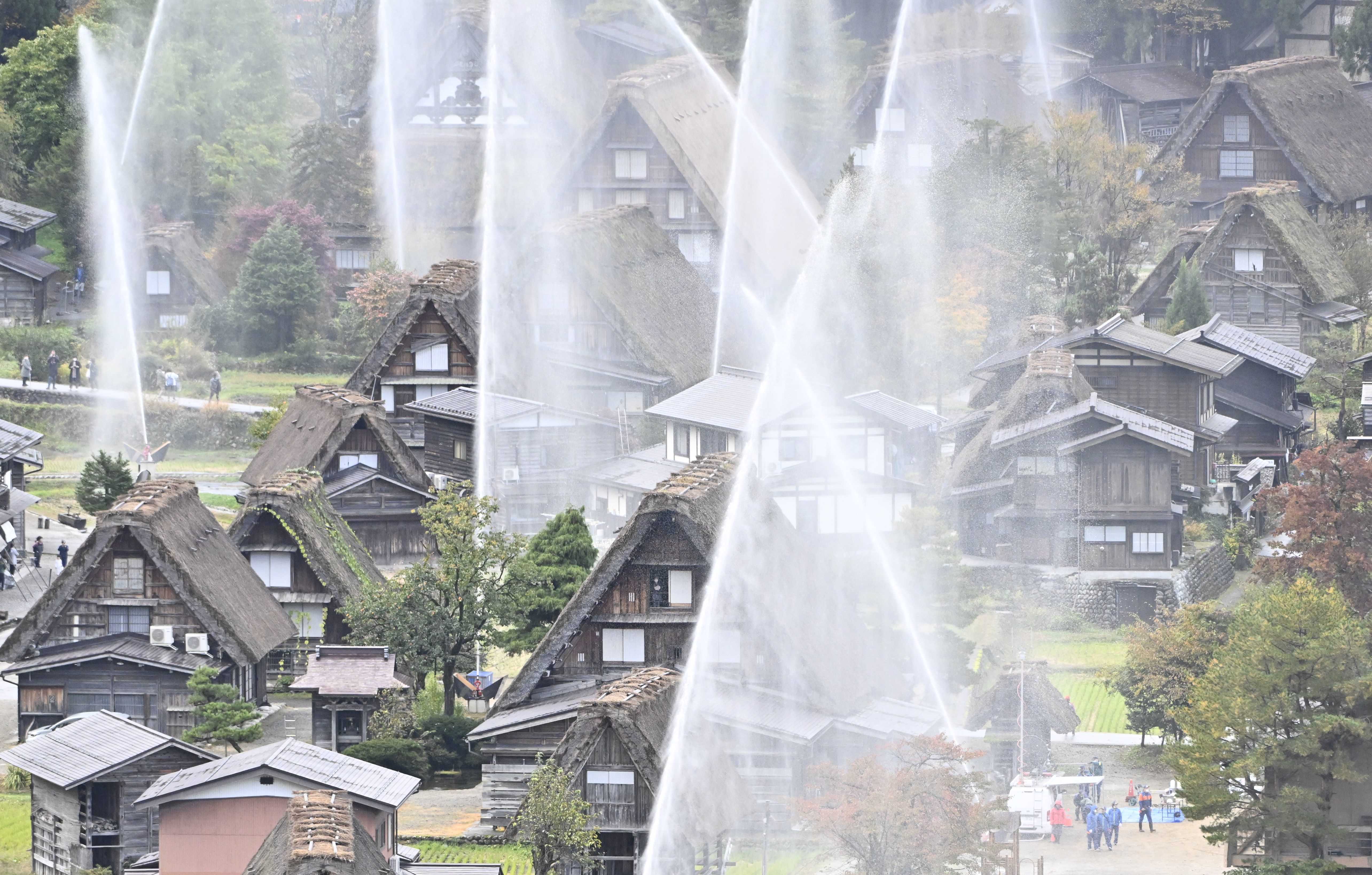 飛騨・白川郷で放水訓練 世界遺産の合掌造り集落守る 水柱が一斉に