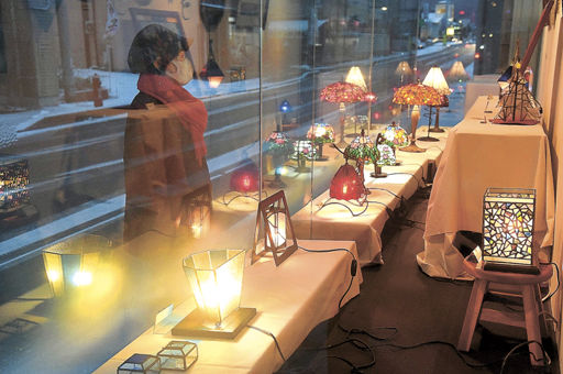 ステンドグラス、癒やしの光 高山市の山田工房生徒作品展 ランプや