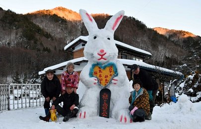 ウサギの雪像お目見え 干支にちなみ「飛躍の年」願う 岐阜・高山