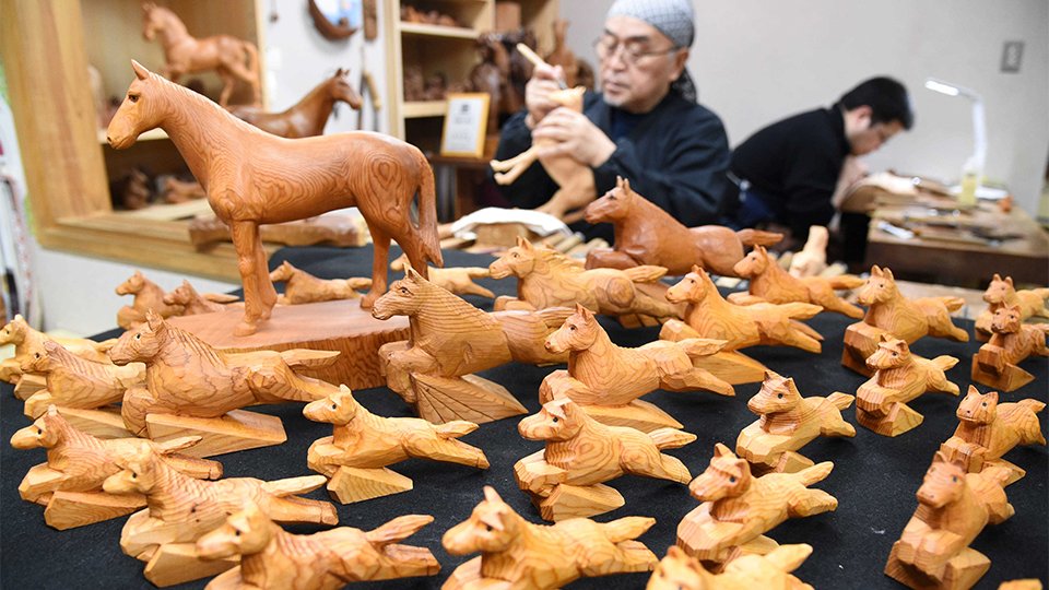 来年もウマくいくように 飛騨の伝統工芸「一位一刀彫」干支の置物作り