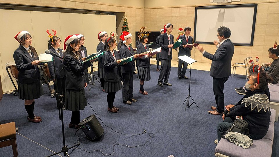 鴬谷中・高生、クリスマスソング披露 今年最後の岐阜新聞ロビー