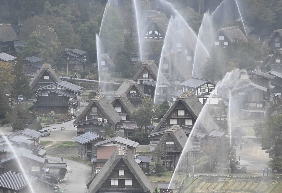 世界遺産に水のアーチ 白川郷で一斉放水訓練 | 岐阜新聞Web