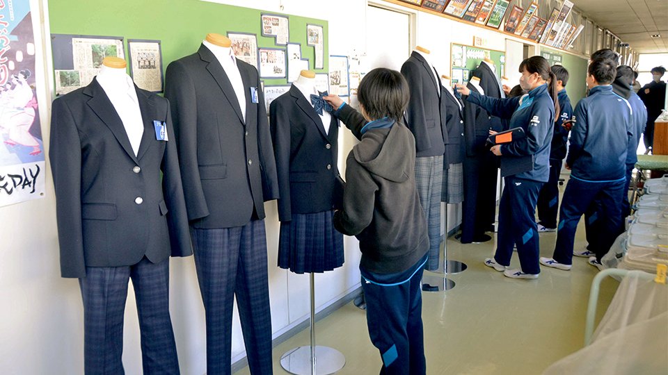 スラックスとスカート選択、時代に合う」標準制服、小中学生ら投票