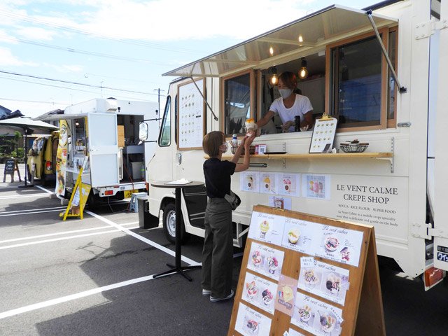 コインランドリー駐車場にキッチンカー集う 苦境の飲食業応援、出店 コインランドリー駐車場にキッチンカー集う 苦境の飲食業応援、出店