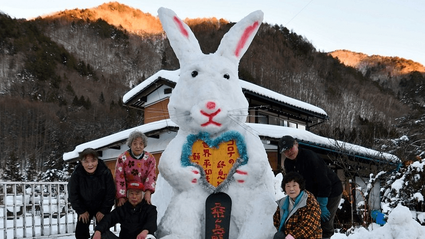 ウサギの雪像お目見え 干支にちなみ「飛躍の年」願う 岐阜・高山