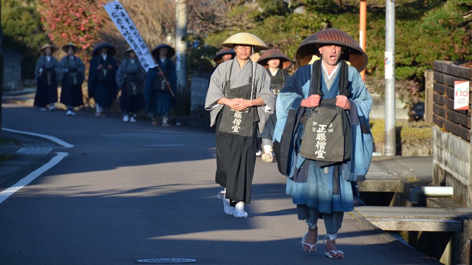 修行僧 修行僧の雲水ら能登地震の被災者支援へ托鉢行 岐阜・美濃加茂の正眼寺