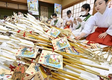 金の破魔矢、金運射止めて 岐阜市・金神社で制作「昇り竜のように縁起よく」 | 岐阜新聞デジタル