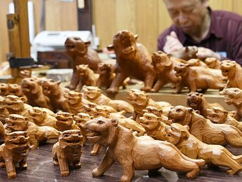 一位一刀彫」寅の置物作りピーク 岐阜・飛騨地域の伝統工芸品 | 岐阜