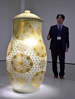 巨大な黄金つぼ」人間国宝・加藤土師萌の集大成初公開 器の大きさに着目した企画展、岐阜・多治見市 | 岐阜新聞Web