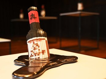 ドット絵 ワインボトル カクカク焼き物に デジタル陶芸家が個展 岐阜新聞web