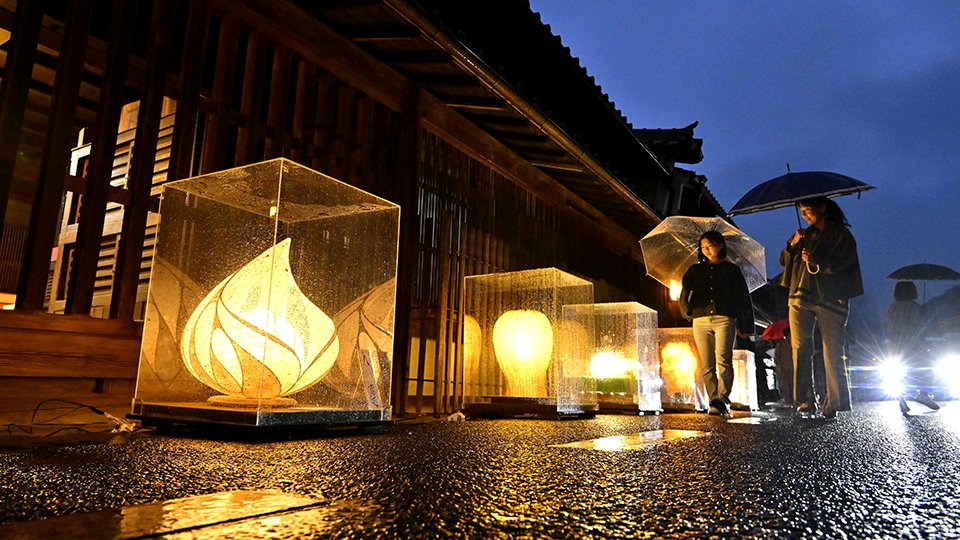 雨中の町並みに温かな光、美濃和紙アート展開幕 ピクミンコラボ