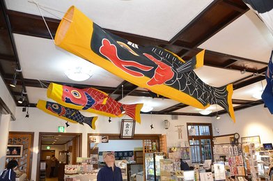 こいのぼり天井を泳ぐ 渡辺染物店が郡上本染展 | 岐阜新聞デジタル