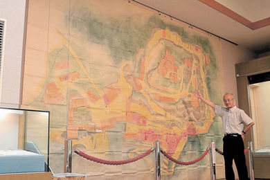 苗木城の変遷語る絵図、年表 中津川市で築城500年展 遠山家の甲冑や