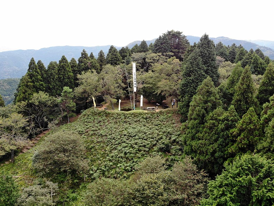 関ケ原の戦いで小早川秀秋が１万５千の大軍を率いて布陣した松尾山。主郭跡には土塁や切岸などの痕跡が残る＝不破郡関ケ原町（小型無人機より）.jpg
