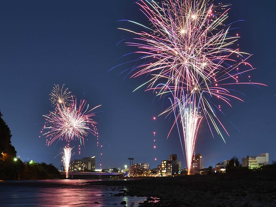 毎週金曜日に花火、秋冬の長良川彩る 地元温泉旅館「ロングラン花火