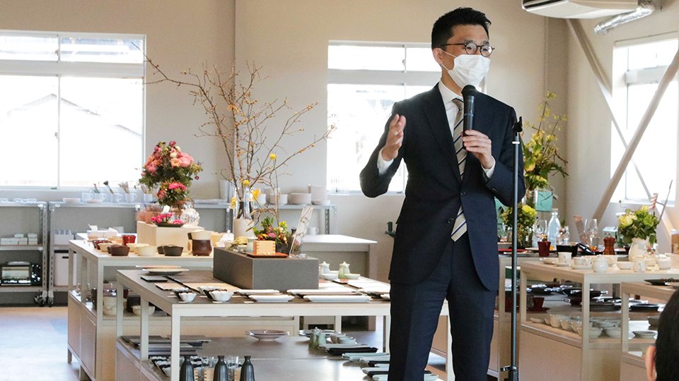 カフェ＋陶器の小売り＋絵付け」陶器まるごと体験複合施設 岐阜・土岐