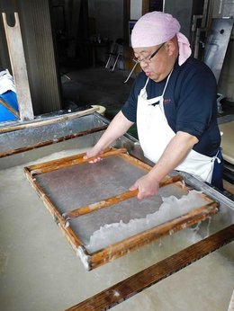 ８００年前の製法そのまま 山中和紙づくり 紙すきにコウゾ雪ざらし 手間暇かけ 岐阜新聞web