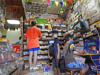 昭和レトロな駄菓子屋さん NPOが空き家改装、レコードやゲーム機で
