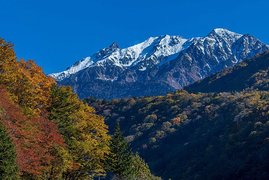 高山・平湯温泉街で積雪10センチ 各地で冷え込み、六厩で