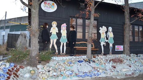 アニメ やくならマグカップも 写真映えコーナー 美濃焼食器で 真土泥右衛門 岐阜新聞web