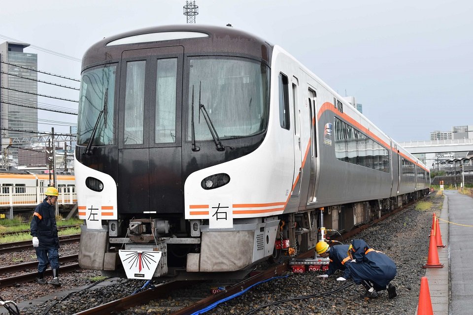 新型車両HC85系持ち上げる 地震で脱線想定、JR東海が復旧訓練