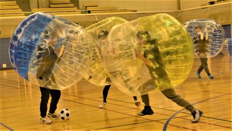 ビニール風船かぶる バブルサッカー 非接触で 衝突プレー コロナ感染も気にならず 大垣市 岐阜新聞web ビニール風船かぶる バブルサッカー 非接触で 衝突プレー コロナ感染も気にならず 大垣市 岐阜新聞web