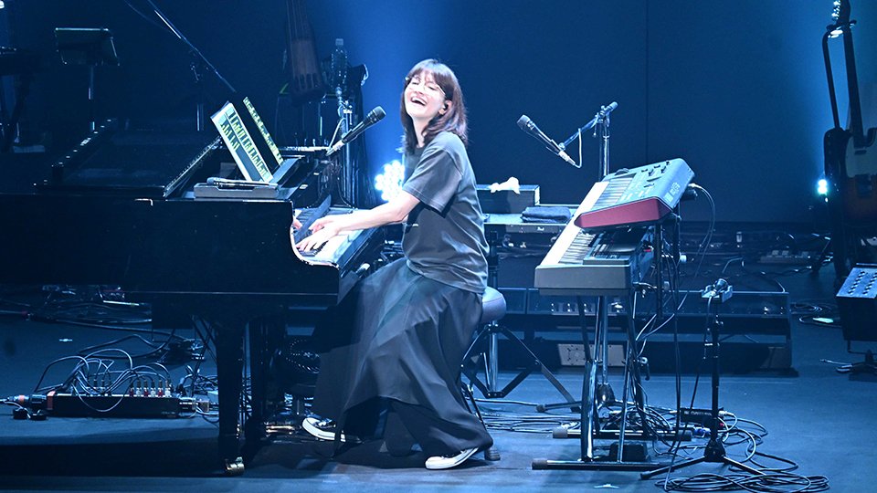 アンジェラ・アキさん多治見で「十五の君へ」熱唱 新アルバムの 