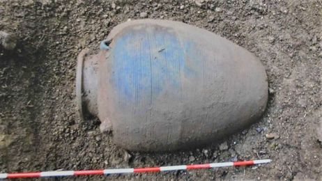 遊歩道で歴史的発見！？ 地中に室町時代の「四耳壺」 発掘好きの女性 