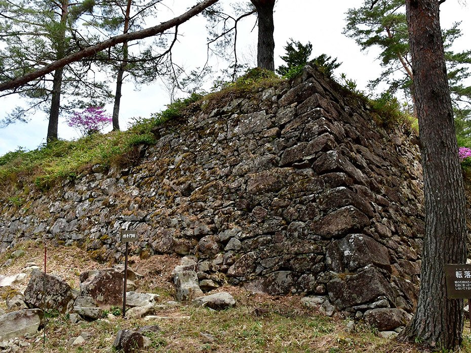 最大で高さ7メートルを超える石垣が圧巻の飛騨を代表する山城の松倉城跡=高山市松倉町城山.jpg
