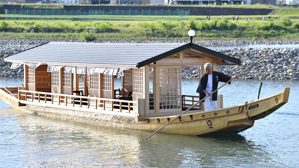長良川鵜飼、水戸岡鋭治さんデザイン高級観覧船「鵜一」披露 | 岐阜