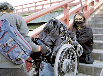 平等院で 平等 問う 車いすの美術家 檜皮さん 健常者用経路で観光 映像に 岐阜新聞web