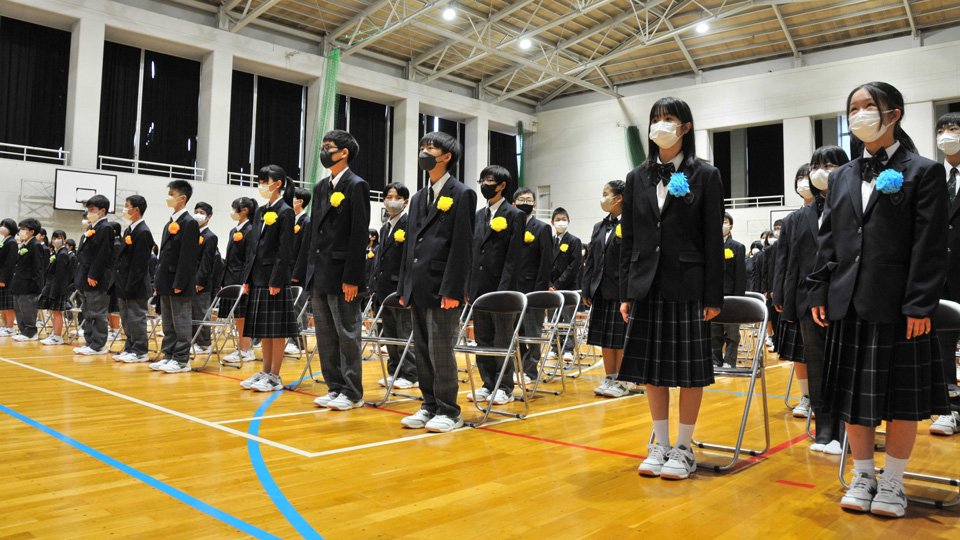 スカート、スラックスの選択自由」新制服で入学式 岐阜・関市の全9