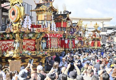 秋の高山祭が開催 晴れ間に豪華絢爛な祭り屋台が曳きそろえ 仙人台復活