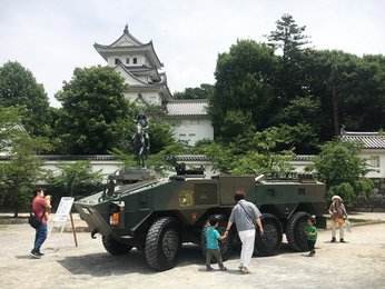 戦国自衛隊 関ケ原合戦にタイムスリップ 岐阜 大垣城に陸自車両 劇中さながらの光景 岐阜新聞web