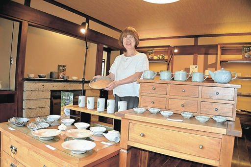 器に葉脈や草花の痕跡 土岐市の加藤さん陶芸展 自然の生命力表現