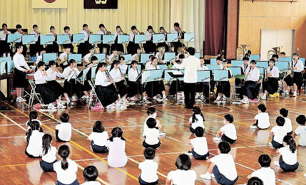 中学生の演奏迫力 綾里小で西部中吹奏楽部披露 アニメ曲など児童ら楽しむ 岐阜新聞web