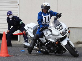 白バイ隊員が運転技術競う 岐阜県警が安全運転競技大会 | 岐阜新聞デジタル