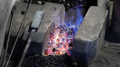 県内生産量少なく他県に依存 松炭が高騰、刀匠に打撃 | 岐阜新聞デジタル