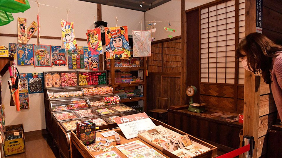 展示物 駄菓子屋 昭和にタイムスリップ「昔の道具展」 岐阜市歴史博物館、駄菓子屋も
